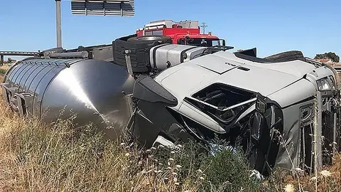 Imatge del camió sinistrat a l'A-2 a Alcarràs