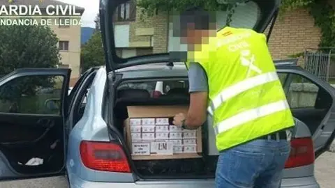 Els agents de la Guàrdia Civil intervenen el tabac de contraban