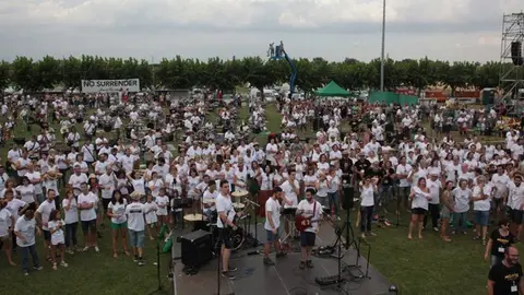 Els músics omplen el camp de futbol de Vilanova de Bellpuig