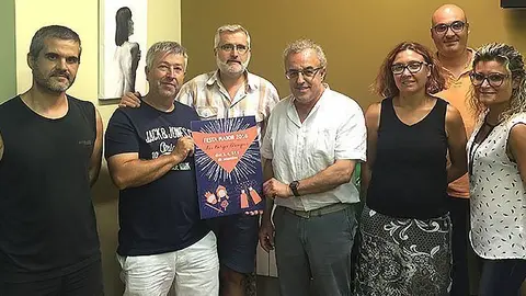 El jurat amb l'obra guanyadora del concurs de cartells de la Festa Major 2016 de les Borges Blanques