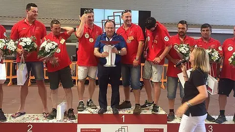 El pòdium amb els tres equips guanyadors