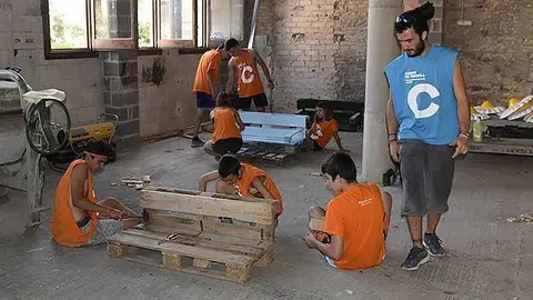 El grup de voluntaris preparen el material per la via verda de Linyola