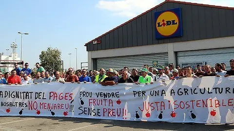 Grup dels pagesos mobilitzats darrere una pancarta reivindicativa