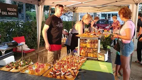 Durant el certamen els visitants van poder degustar diferents tapes que oferien els establiments.