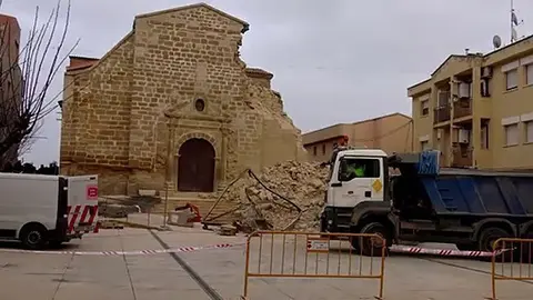 Imatge de l'església de Rosselló en el moment del sinistre del campanar