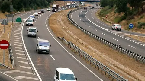 Imatge de la marxa lenta de pagesos circulant pel carril dret de l&#39;A-2 a Lleida en sentit Barcelona. Imatge del 7 d&#39;agost del 2017. (Horitzontal)