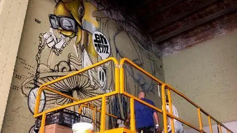 Els artistes @zesoner i la novaiorquesa BKFOXX preparen l'obra a Penelles