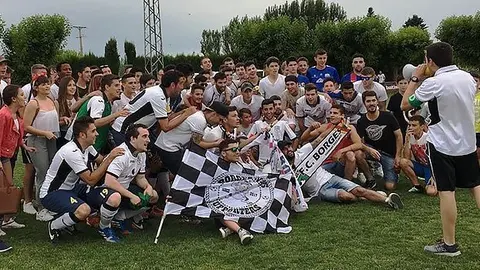 Els jugadors van celebrar l'ascens acompanyants per l'afició
