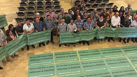 Els participants en la reunió de dijous a Alcarràs