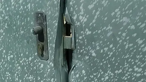 Pla mig de la porta d'una caseta de reg de Montoliu de Lleida suposadament rebentada pels lladres que es van endur programadors de reg, el 18 d'agost de 2017. (Vertical)