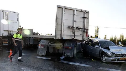 Imatge dels camions i un del cotxes implicats en l'accident