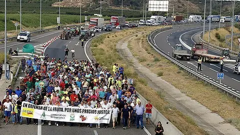 Pagesos catalans i aragonesos tallen l'autovia A-2 a l'alçada de Soses