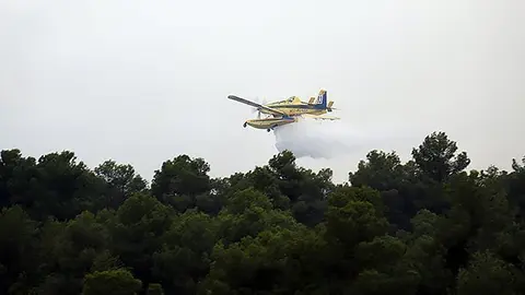 Avió bombarder deixant anar la càrrega d&#39;aigua a l&#39;incendi de Vinaixa