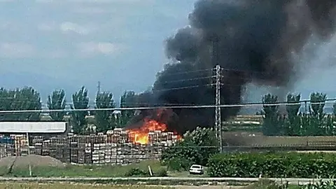 Incendi en la planta d'embalatges de fusta de Golmés Portda