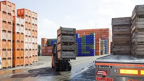 La frita de pinyol es descarrega a la central de Nufri