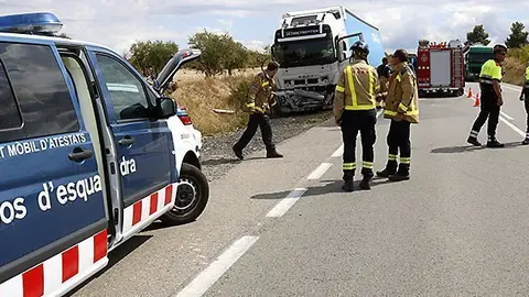 Serveis d'emergències i Mossos en el lloc de l'accident a l'N-240