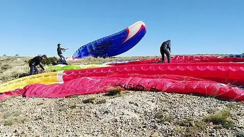 Blogger del Regne Unit practicant parapent a Organya