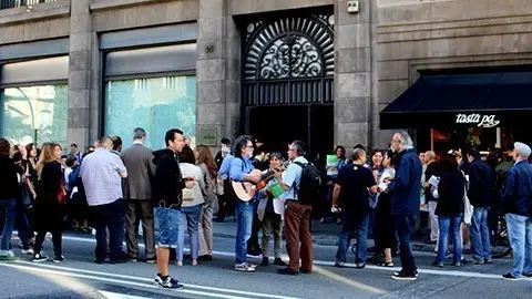 Concentració a les portes del Departament de Governació a Via Laietana