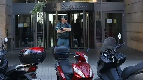 Agents de la Guàrdia Civil a la porta de l'empresa T-Systems