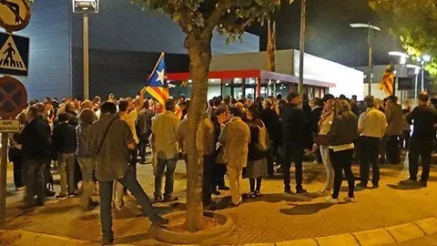 Suport de la ciutadania davant de la caserna de Mollerussa