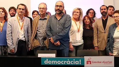 FOtografia de família de les entitats que han impulsat el projecte Escoles Obertes per garantir l'obertura