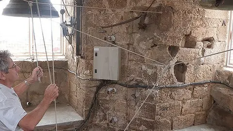 Pere Giné, fent el repic de campanes de Festa Major portada