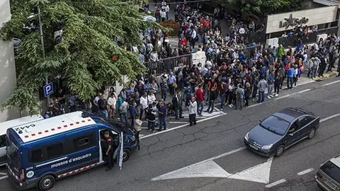 Els mollerussencs esperen a la porta del col·legi electoral amb la presència dels Mossos