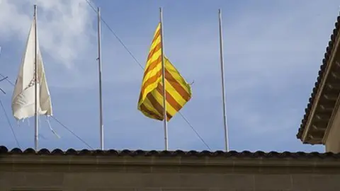 mollerussa retira les banderes española i europea de l'edifici consistorial