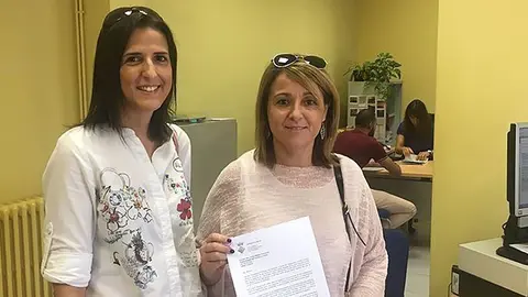 L&#39;alcaldessa d&#39;Aitona Rosa Pujol mostra la carta