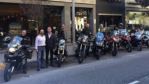 grup de periodistes a l’espai Marc Màrquez de Cervera i amb el director del Patronat, Juli Alegre. 1 portada