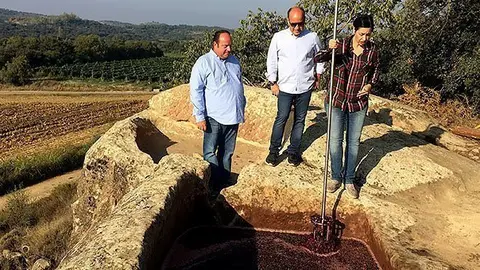 Josep M. i Joan Porcioles amb l'enòloga  Valvanera Martínez de Toda