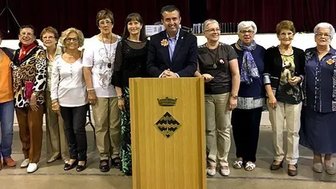 L'alcalde Melcior Claramunt amb les puntaires locals