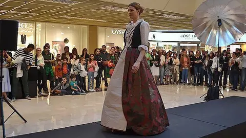 Mollerussa desfilada vestits de paper a A Coruña portada