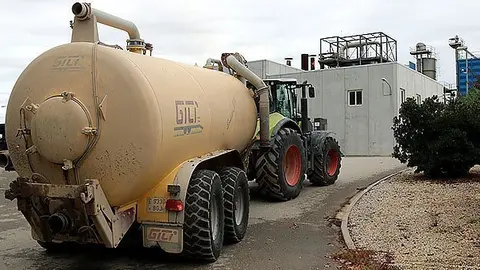 Un tractor amb una cisterna entrant per descarregar purins a la planta de tractament VAG de Juneda. Imatge del 19 d'octubre del 2017. (Horitzontal)