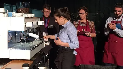 El jurat amb un dels participants en el Campionat Baristes