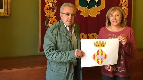 L'alcalde i la regidora de Governació amb el nou escut heràldic de les Borges Blanques, a la Sala de Plens