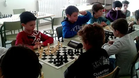 Imatge de la jornada d'escacs en l'escola Sant Miquel