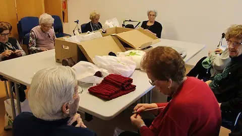 Els avis de la Noguera preparen treballs manuals per als més petits