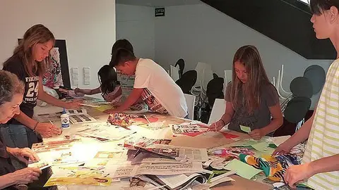 Marta Viles impartint un taller de collage als infants borgencs a l'Espai Macià (2014) portada