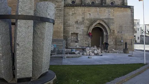 Imatge de les obres en el nou accés de l'església de Vilanova de Bellpuig