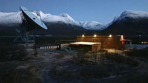 L'antena d'EISCAT situada en Tromsø, Noruega, des d'on es fan les transmissions