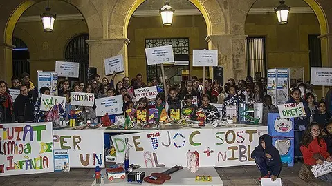 Els infants participen en l'acte a la plaça de l'Ajuntament de Mollerussa