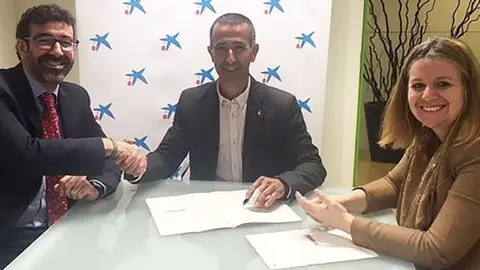 Foto signatura conveni la caixa - alcarras portada