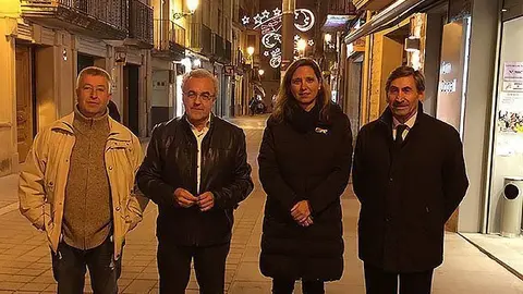 El regidor Daniel Not, l'alcalde Enric Mir, la directora general Muntsa Vilalta i el director dels serveis territorials Ramon Alturo després de l'encesa de les llums de Nadal portada