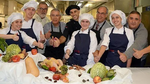El estudiants de Escola d'Hoteleria i Turisme de Lleida amb els organitzadors del Xup Xup
