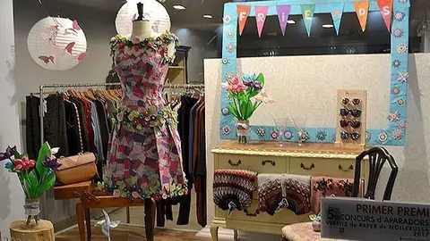 Mollerussa concurs d'aparadors de vestits de paper portda