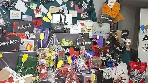 L'Associació de Comerciants de Balaguer dona 100 regals i una cistella valorada en més de 4.500 euros portada