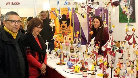 L’alcaldessa Rosa Maria Perelló i el regidor de Promoció Econòmica, Carles Pascual, han visitat els estands de la 19a Fira d’Artistes (1)