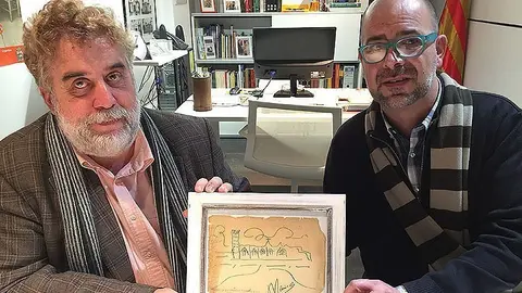 Joan Ramon Veny i Josep Segura analitzant el dibuix inèdit de Màrius Torres localitzat a l'Espai Macià portada
