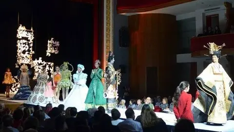 Els vestits guantadors del Concurs de Vestits de Paper de Mollerussa